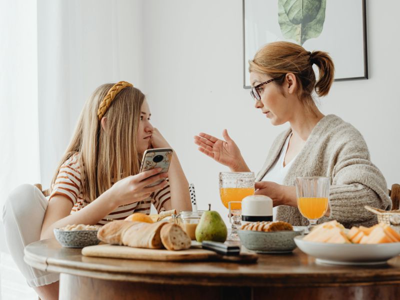 Comment Sébastien et Vanessa ont acquis les outils nécessaires pour mieux communiquer avec leur adolescente grâce au parcours sur la parentalité de Familya