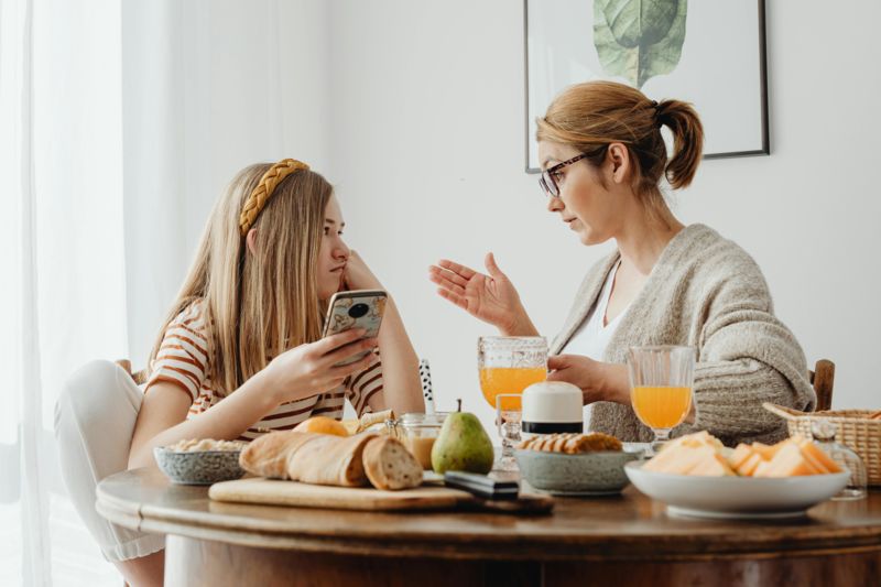 Comment Sébastien et Vanessa ont acquis les outils nécessaires pour mieux communiquer avec leur adolescente grâce au parcours sur la parentalité de Familya