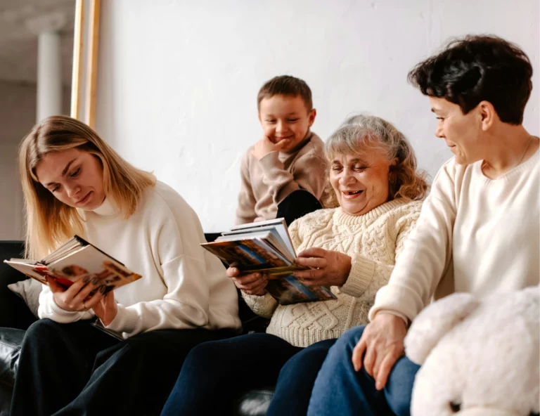 Famille en train de regarder les albums photos