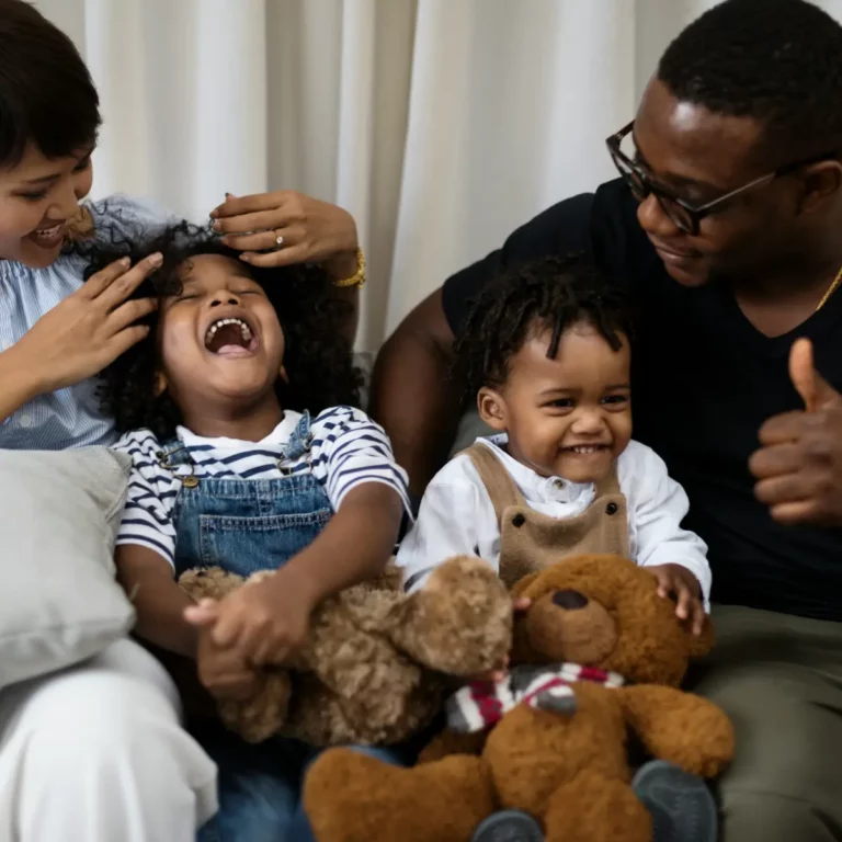Une famille heureuse avec deux enfants