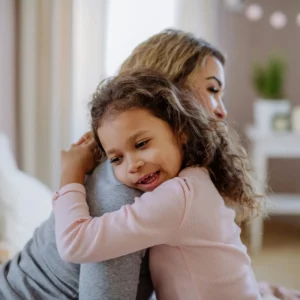 une mère et sa fille se prenant dans les bras