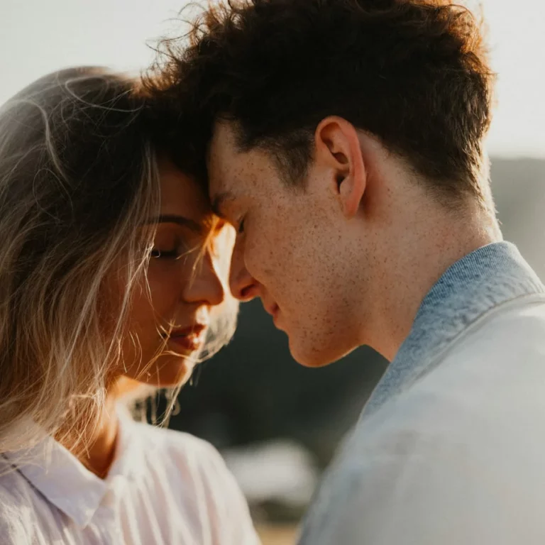 un couple songeant à leur engagement ensemble