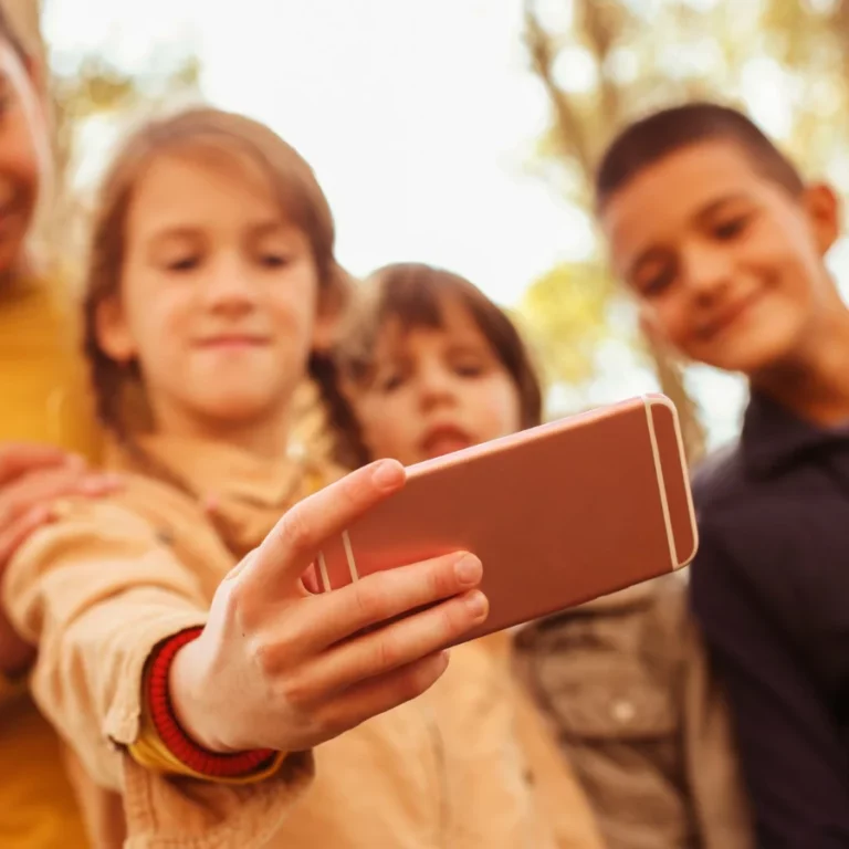des enfants autours d'un smartphone