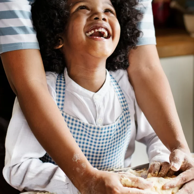 une mère et son enfant en train de cuisiner à deux