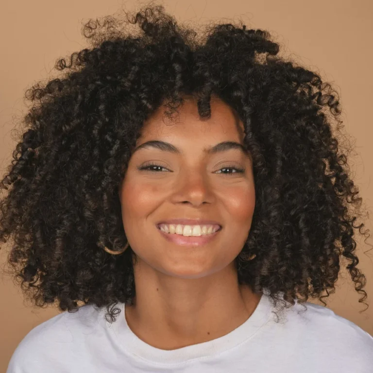 une femme qui a confiance en elle regarde l'objectif en souriant