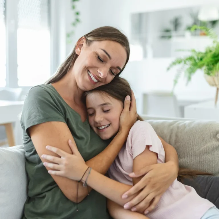 Une mère et sa fille s'enlaçent