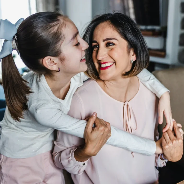 une mère et sa fille adolescente partagent un moment de complicité