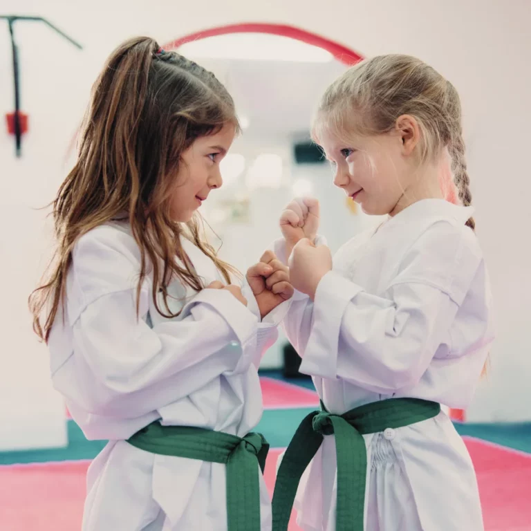deux jeunes filles s'affrontant sur un tatami de judo