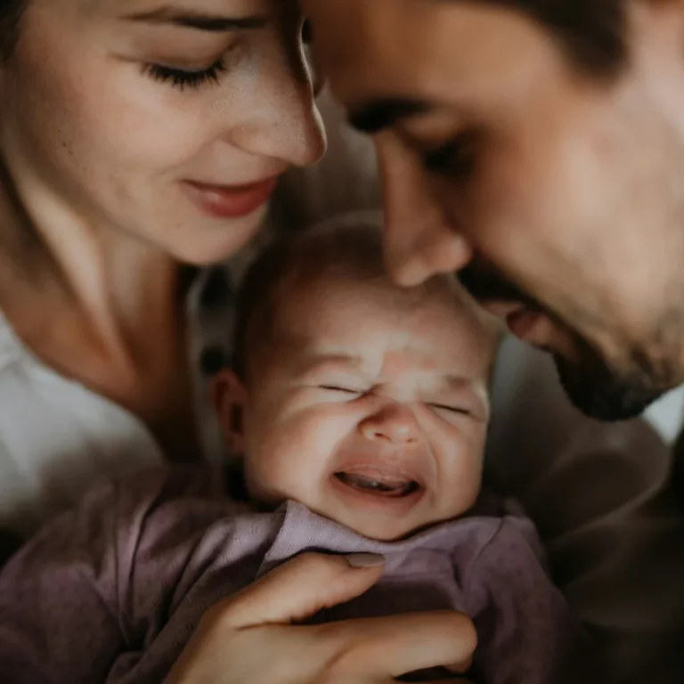 un couple autour de leur bébé pleurant
