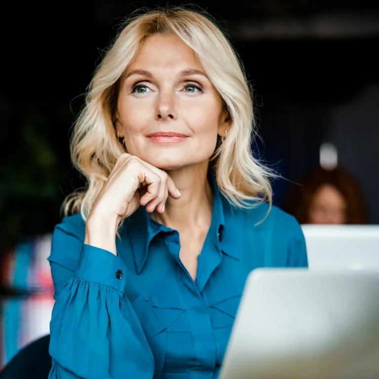 femme de cinquante ans ayant confiance en elle