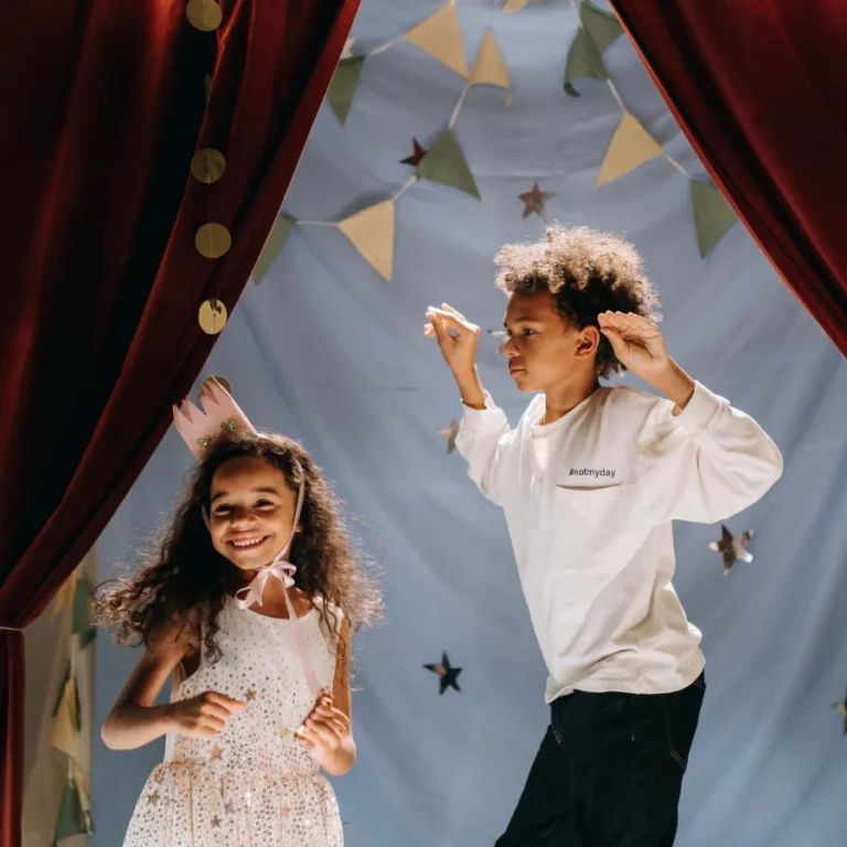 deux enfants jouant dans une pièce de théâtre