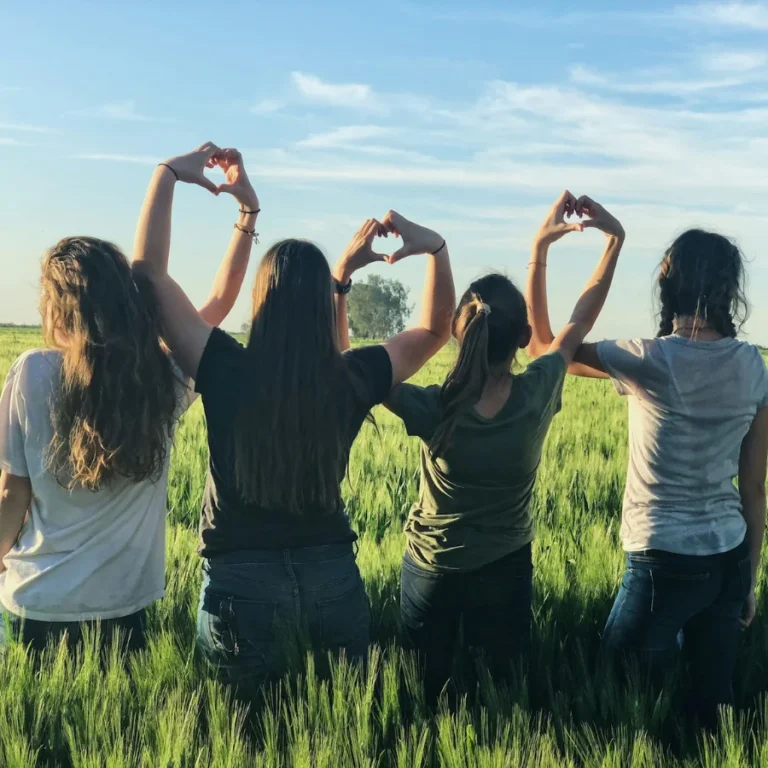 Des jeunes filles jouent ensemble