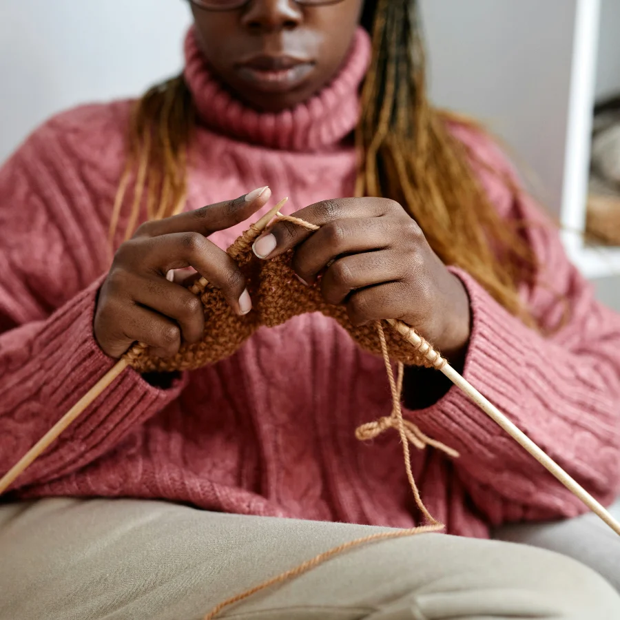 Femme tricotant un bonnet