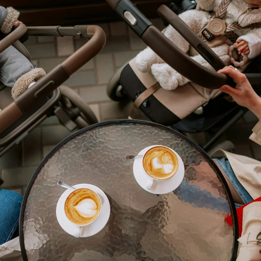 des femmes et des poussettes à un café