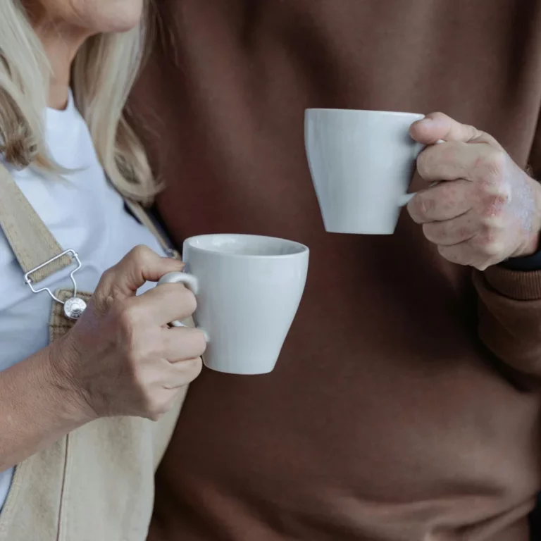 un couple de grands-parents partageant un café