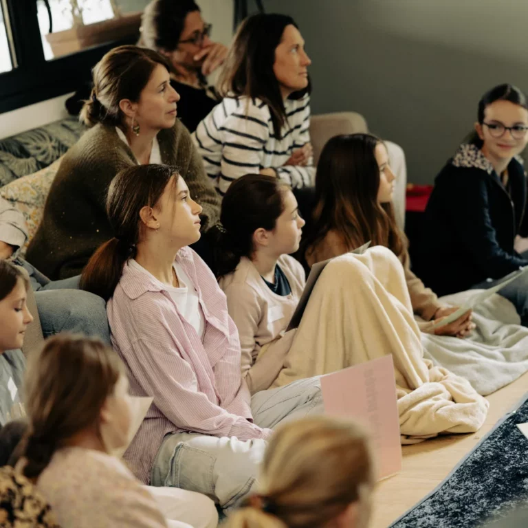 des jeunes filles et leurs mères participant à l'atelier Cycloshow à Familya Bordeaux