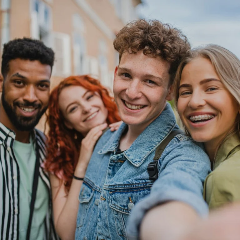 un groupe de lycéennes heureuses