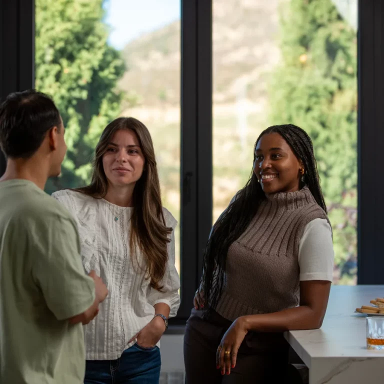 des collègues en train de discuter de la communication bienveillante