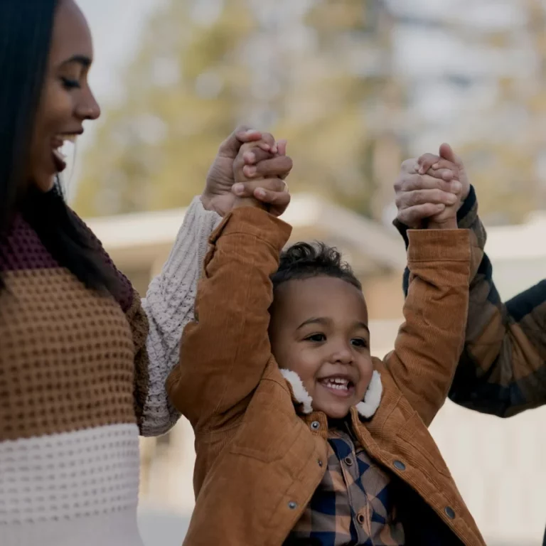 un couple jouant avec leur enfant