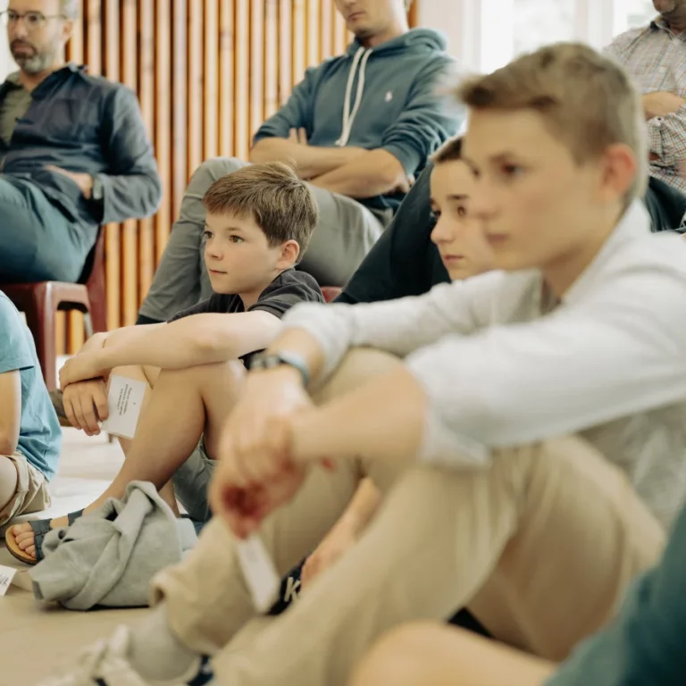 Des jeunes garçons et leurs pères participant à l'atelier Mission XY à Familya Bordeaux