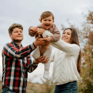Deux parents jouant avec leur bébé