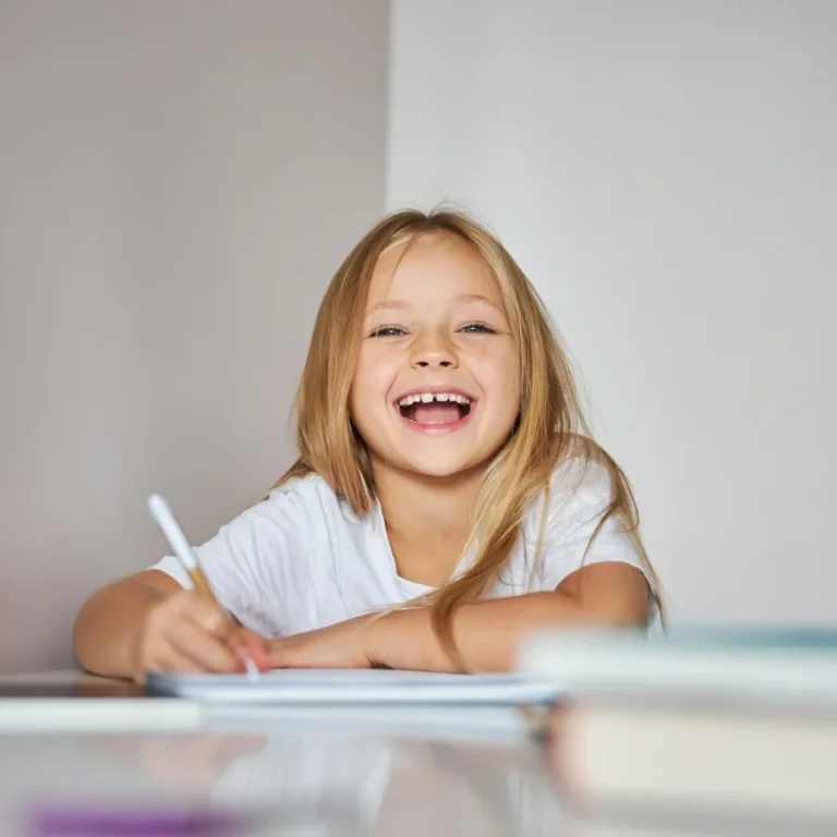 une jeune fille faisant ses devoirs