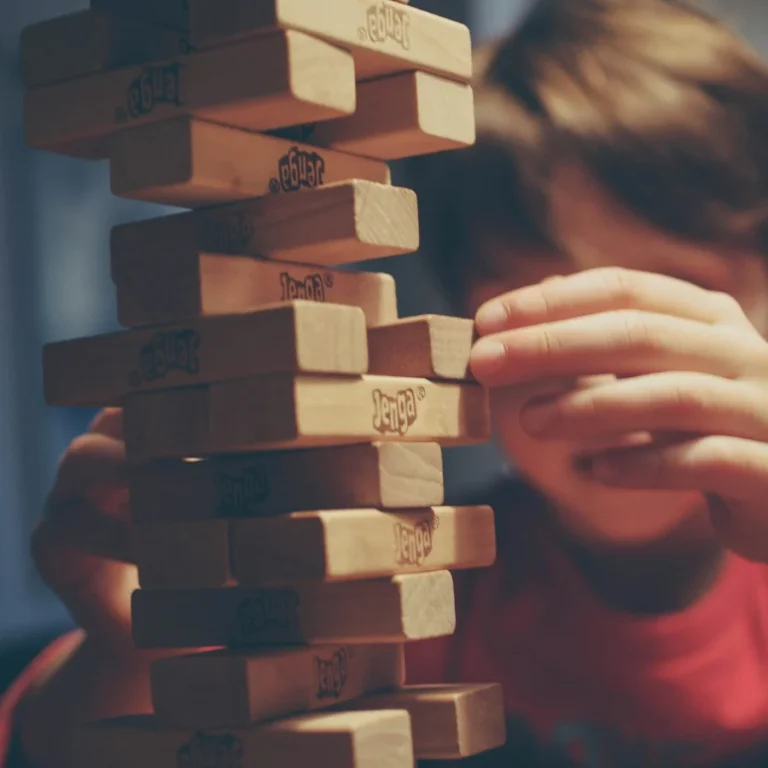 Un jeune garçon jouant à un jeu de société