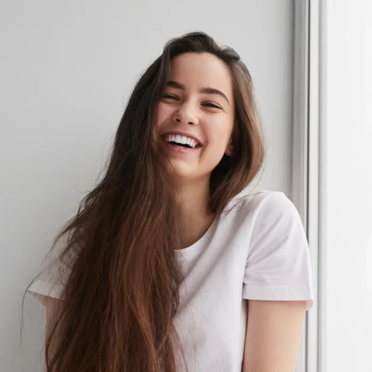 une jeune femme souriante