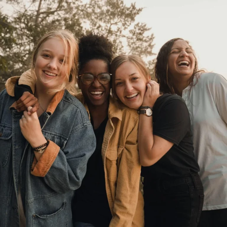 un groupe de lycéennes heureuses