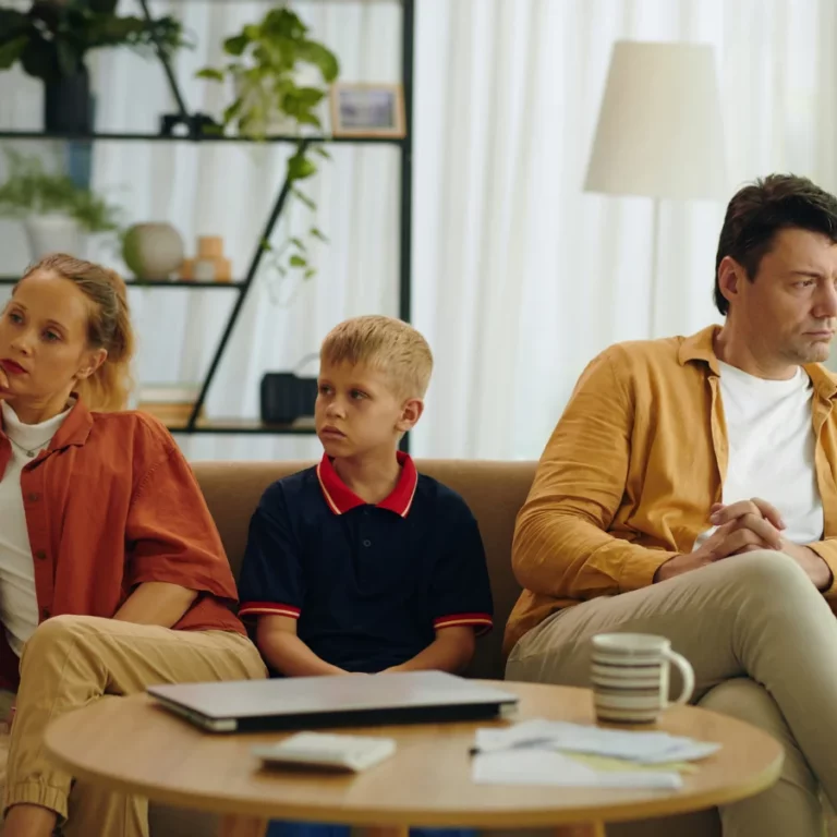 deux parents séparés et leur fils au milieu