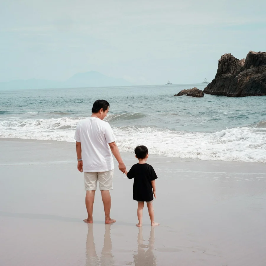 un père célibataire et son fils à la plage