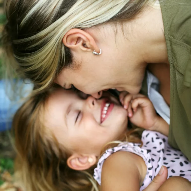 une mère et sa fille partageant un bon moment ensemble