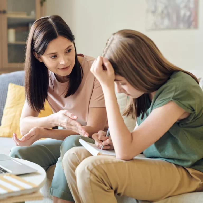 une mère et sa fille en train d'échanger sur des sujets importants