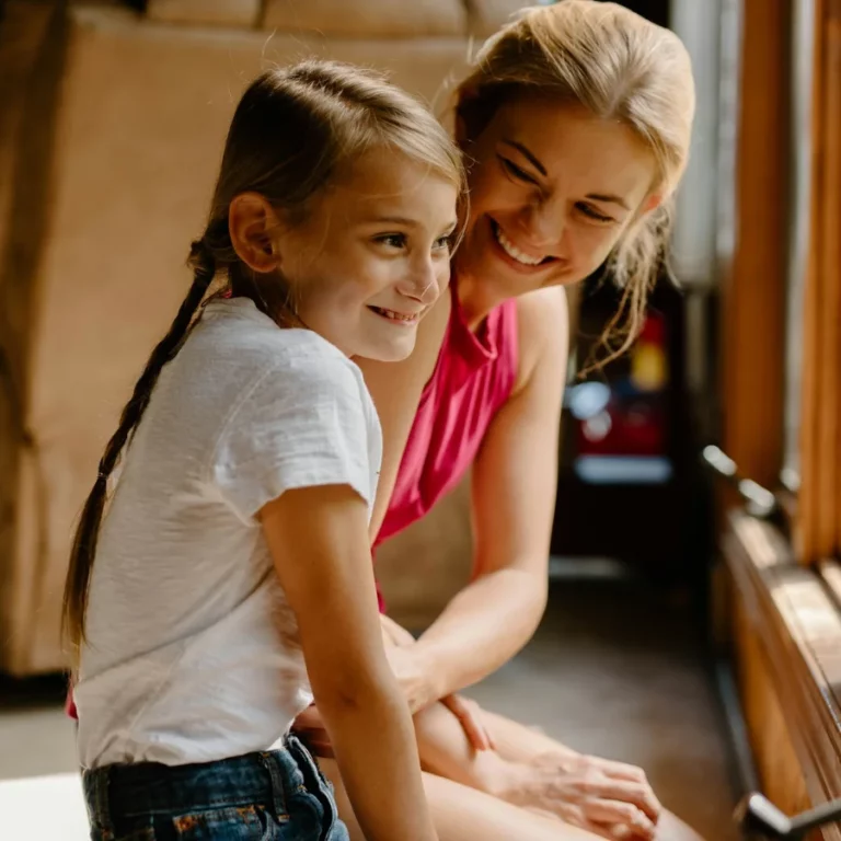 Une mère et sa fille en train de discuter