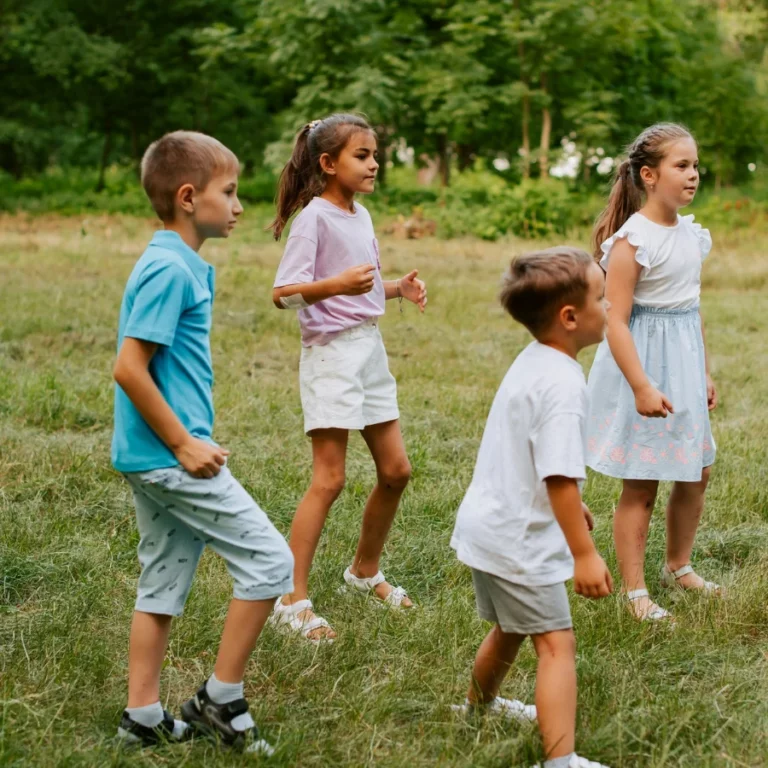 un groupe d'enfants en train de jouer ensemble