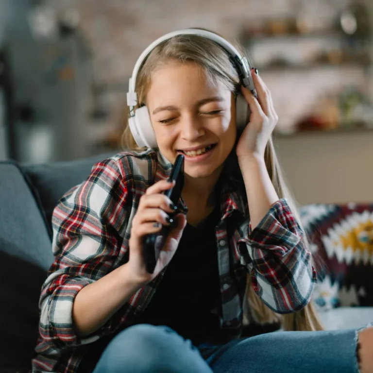 une jeune fille chante