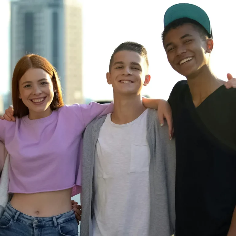 un groupe de trois adolescents partageant un moment ensemble