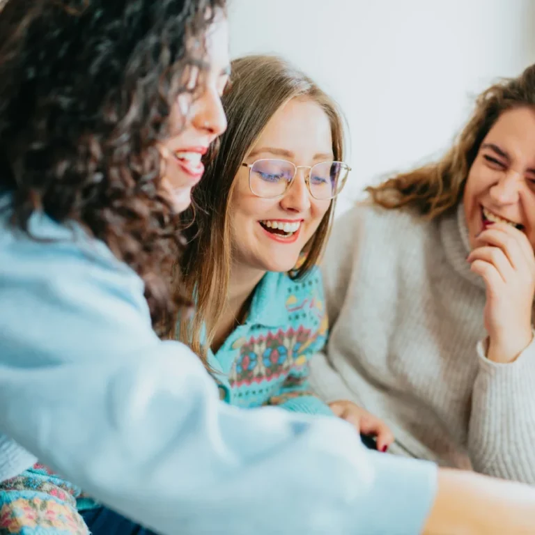 un groupe de jeunes femmes discutant ensemble