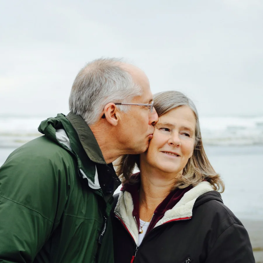un couple de retraité partageant un moment de complicité à deux