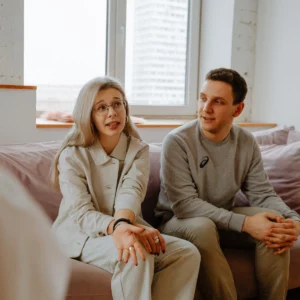 Un couple en train de discuter lors d'une médiation familiale chez Familya