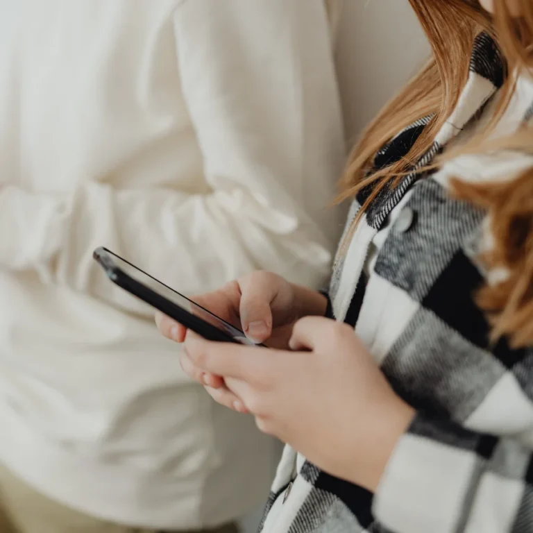 Jeune fille tenant un smartphone