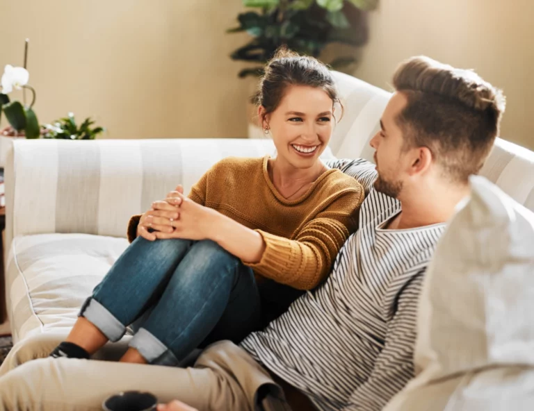 Couple en pleine discussion sur un canapé