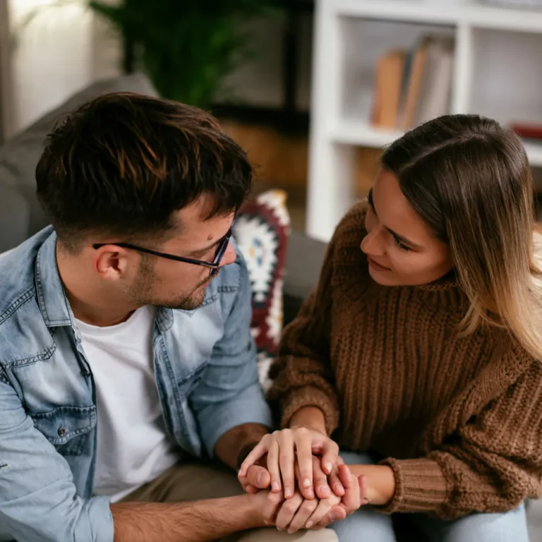 Un couple en pleine discussion sur des sujets importants