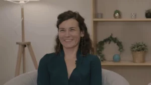 capture d'écran d'une vidéo de témoignage d'une femme