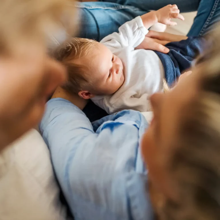 un bébé dans les bras d'un couple