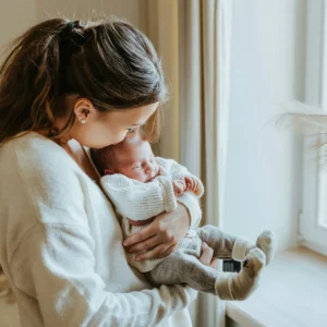 une mère et son bébé endormi