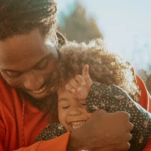 Un père et son enfant rient