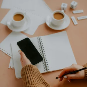 une femme prenant des notes dans un carnet