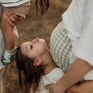 une petite fille jouant avec sa mère