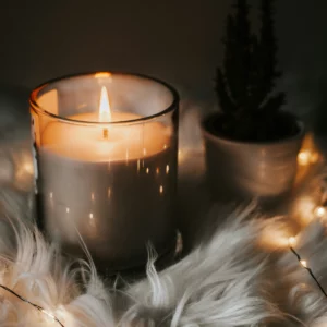 une bougie allumée en signe de deuil